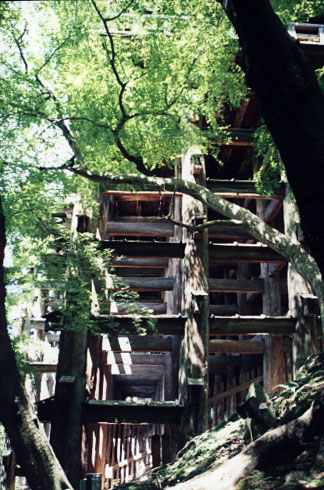 䉺